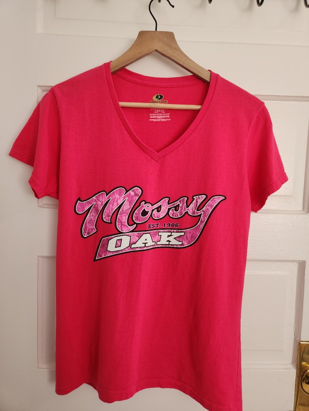 Mossy Oak Women's V-Neck Graphic Tee in Pink Size L